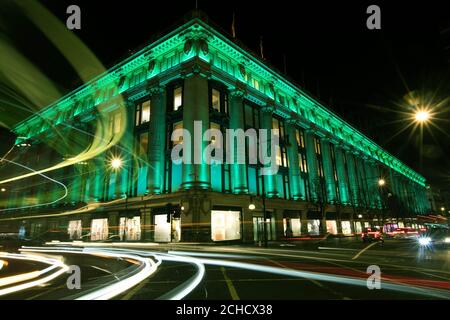 GESPERRT BIS 0001. MÄRZ 16 REDAKTIONELLE VERWENDUNG NUR Selfridges auf der Londoner Oxford Street wird von Tourism Ireland zum St. Patrick's Day, der an diesem Samstag stattfindet, grün beleuchtet. Stockfoto