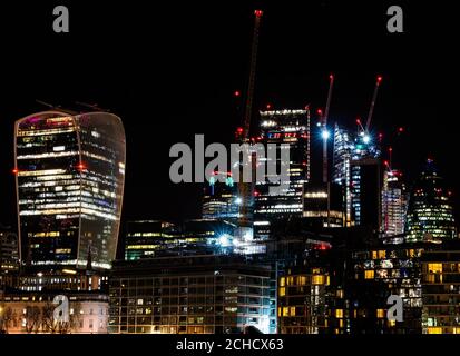 AM 0001. MÄRZ 16 GESPERRT REDAKTIONELLE VERWENDUNG NUR EIN grüner Kleeblatt wird an der Spitze des Tower 42 in London von Tourism Ireland platziert, um den St. Patrick's Day zu feiern, der an diesem Samstag ist. Stockfoto