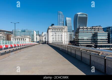 Blick nach Norden auf eine verlassene London Bridge, aufgenommen während der Lockdown von Covid 19. Von der Mitte des Rahmens, Adelaide House, 22 Bishopsgate, der Käse Stockfoto