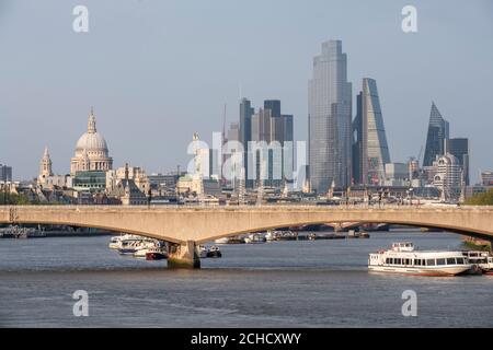 Aufgenommen während der Covid 19-Sperre, Blick am späten Abend auf die Stadt mit Blick nach Osten von Golden Jubilee Fußgängerbrücke. Waterloo Bridge verläuft am unteren Rand des Stockfoto