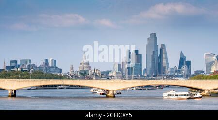 Aufgenommen während der Covid 19-Sperre, Blick am späten Abend auf die Stadt mit Blick nach Osten von Golden Jubilee Fußgängerbrücke. Waterloo Bridge verläuft am unteren Rand des Stockfoto