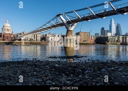 Blick auf die Stadt von der Themse nach Nordosten bei Southwark an einem strahlend blauen Himmel. Millennium Bridge schneidet den Rahmen diagonal. London City Stockfoto