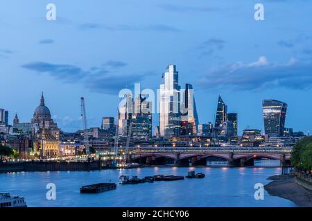 Aufnahme während der Lockdown von Covid 19, Blick in der Dämmerung auf die Stadt von der Waterloo Bridge aus Richtung Osten. Blackfriars Bridge verläuft über die Unterseite des Rahmens. Von le Stockfoto