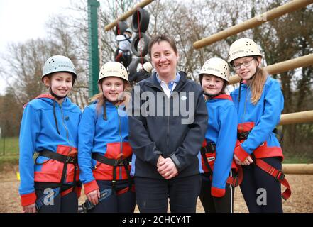 MONTAG, den 0001. MÄRZ 26, WIRD NUR FÜR REDAKTIONELLE VERWENDUNG gesperrt (links-rechts) Eva, Emmye, Grace und Charlotte von 2nd Dartford Guides mit Amanda Medler, einer Freiwilligen, die Girlguiding beigetreten ist, als sie sieben war und seit über dreißig Jahren eine Gruppe von Guides leitet, wird als neuer Chief Guide bekannt gegeben. Auf Blackland Farm in East Grinstead. Stockfoto