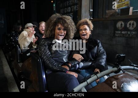 REDAKTIONELLE VERWENDUNG NUR Fleur East (links) erlebt The Walking Dead: The Ride, im THORPE PARK Resort in Surrey. Stockfoto