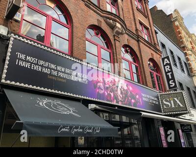 Das Hit-Musical SIX im Arts Theatre im Londoner West End soll ab dem 14. November 2020 elf Wochen lang im Lyric Theatre in der Shaftesbury Avenue untergebracht werden. Die Aufführungen wurden ausgesetzt, seit die britischen Kinos am 16. März aufgrund der Pandemie von Covid-19 auf Regierungsrat geschlossen wurden Stockfoto