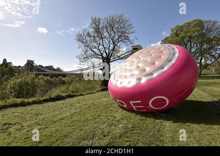 REDAKTIONELLE VERWENDUNG NUR EINE 5 Meter aufblasbare Version des neuen FOREO UFO, das weltweit erste intelligente Maskengerät, erscheint heute auf der Clifton Suspension Bridge in Bristol, um den National Alien Day zu feiern. Stockfoto