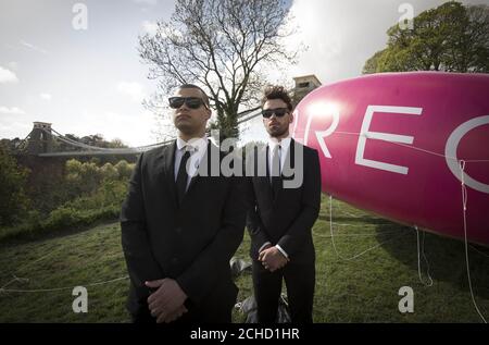 REDAKTIONELLE VERWENDUNG NUR EINE 5 Meter aufblasbare Version des neuen FOREO UFO, das weltweit erste intelligente Maskengerät, erscheint heute auf der Clifton Suspension Bridge in Bristol, um den National Alien Day zu feiern. Stockfoto