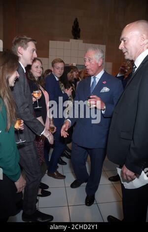 Der Prinz von Wales trifft sich mit Mitarbeitern während einer Veranstaltung zur Feier des 150-jährigen Jubiläums der Pressevereinigung in der Tate Britain in London. Stockfoto