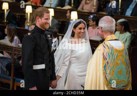 Prinz Harry und Meghan Markle lächeln während ihrer Hochzeit in der St. George's Chapel im Windsor Castle. DRÜCKEN Sie VERBANDSFOTO. Bilddatum: Samstag, 19. Mai 2018. Siehe PA Geschichte ROYAL Wedding. Bildnachweis sollte lauten: Dominic Lipinski/PA Wire Stockfoto