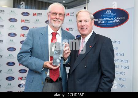 REDAKTIONELLE VERWENDUNG NUR Dr. Danny Scott (links) vom Cornell University College of Veterinary Medicine erhält den Lifetime Achievement Award von Vernon Hill, Gründer der Metro Bank, während der International Canine Health Awards im Kennel Club, London. Stockfoto