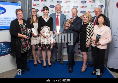 NUR ZUR REDAKTIONELLEN VERWENDUNG (von links nach rechts) Tina Watkins, Alice Denyer, Jennifer Palfreyman, Dr. Danny Scott und Dr. Yasuko Rikihisa Gewinner der International Canine Health Awards 2018 mit Vernon Hill, Shirley Hill, die Gründer der City Bank und Andrew Higgins im Kennel Club, London sind. Stockfoto