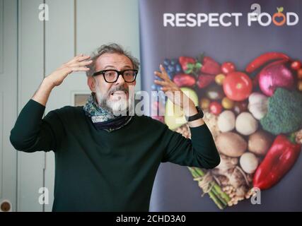 REDAKTIONELLE VERWENDUNG NUR Chef Massimo Bottura veranstaltet eine Veranstaltung mit Grundig, um die neue Partnerschaft seiner Wohltätigkeitsorganisation Food for Soul, einer gemeinnützigen Organisation zur Förderung des sozialen Bewusstseins für Lebensmittelverschwendung und Hunger, und der Hausgerätmarke Earls Court, London, zu feiern. Stockfoto