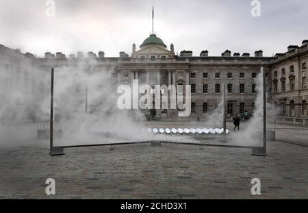 Im Innenhof des Somerset House in London wird eine Kunstinstallation mit dem Titel ÔHalo' des in Seoul ansässigen experimentellen Kunststudios Kimchi and Chips gezeigt, die eine Kombination aus feinen Wasserstrahlen und 100 motorisierten Spiegeln bietet, die an klaren Tagen einen Lichteinfall in der Luft erzeugen können. DRÜCKEN SIE ZUORDNUNG. Foto. Bilddatum: Donnerstag, 7. Juni 2018. Die innovative Installation zelebriert die Alchemie von Natur und Technologie und berücksichtigt, wie das Potenzial einer der kostbarsten natürlichen Ressourcen der Welt nachhaltig genutzt werden kann und bis J für die Öffentlichkeit zugänglich ist Stockfoto