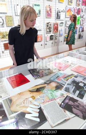 REDAKTIONELLE NUTZUNG NUR Besucher erkunden die ÔPrint! Tearing IT Up' Ausstellung, die die Geschichte der britischen unabhängigen Zeitschriftenszene dokumentiert, im Somerset House in London und ist bis zum 22. August für die Öffentlichkeit zugänglich. DRÜCKEN SIE ZUORDNUNG. Foto. Ausgabedatum: Donnerstag, 7. Juni 2018. Es ist die erste Ausstellung, die die Reise unabhängiger Stimmen in Zeitschriften und Zeitschriften von ihren Wurzeln im frühen 20. Jahrhundert bis zu den heutigen zeitgenössischen Titeln verfolgt. Bildnachweis sollte lauten: Doug Peters/PA Wire Stockfoto