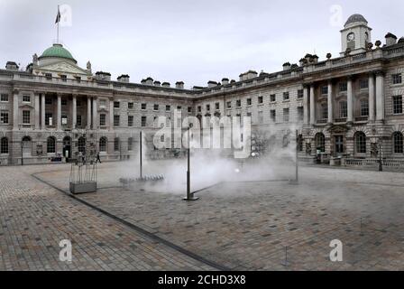 Im Innenhof des Somerset House in London wird eine Kunstinstallation mit dem Titel ÔHalo' des in Seoul ansässigen experimentellen Kunststudios Kimchi and Chips gezeigt, die eine Kombination aus feinen Wasserstrahlen und 100 motorisierten Spiegeln bietet, die an klaren Tagen einen Lichteinfall in der Luft erzeugen können. DRÜCKEN SIE ZUORDNUNG. Foto. Bilddatum: Donnerstag, 7. Juni 2018. Die innovative Installation zelebriert die Alchemie von Natur und Technologie und berücksichtigt, wie das Potenzial einer der kostbarsten natürlichen Ressourcen der Welt nachhaltig genutzt werden kann und bis J für die Öffentlichkeit zugänglich ist Stockfoto