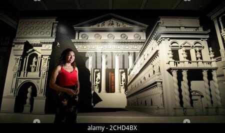 REDAKTIONELLE VERWENDUNG NUR Joelle Packer-Hall, Mitarbeiter von Bloomberg bei der neuen Installation für zeitgenössische Kunst mit dem Titel "London in its Original Splendor" von Pablo Bronstein, wird im Londoner Mithraeum Bloomberg ERÖFFNET. DRÜCKEN SIE ZUORDNUNG. Foto. Bilddatum: Mittwoch, 13. Juni 2018. Besucher des Londoner Mithraeums können das kostenlose, immersive Erlebnis des römischen Tempels von Mithras aus dem 3. Jahrhundert genießen und die Sammlung römischer Artefakte, die bei den Baugrabungen gefunden wurden, bewundern. Bildnachweis sollte lauten: Anthony Upton/PA Wire Stockfoto