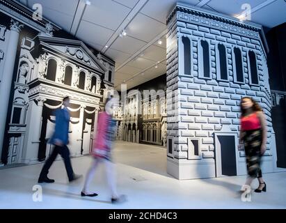 REDAKTIONELLE VERWENDUNG NUR FÜR REDAKTIONELLE VERWENDUNG die neue zeitgenössische Kunstinstallation "London in its Original Splendor" von Pablo Bronstein wird im Londoner Mithraeum Bloomberg SPACE eröffnet. Foto. Bilddatum: Mittwoch, 13. Juni 2018. Besucher des Londoner Mithraeums können das kostenlose, immersive Erlebnis des römischen Tempels von Mithras aus dem 3. Jahrhundert genießen und die Sammlung römischer Artefakte, die bei den Baugrabungen gefunden wurden, bewundern. Bildnachweis sollte lauten: Anthony Upton/PA Wire Stockfoto