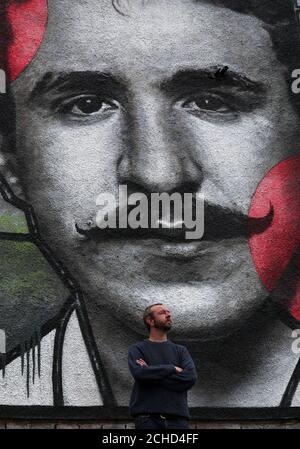 Künstler Bobby McNamara als Rogue bekannt - ein Blick auf sein neuestes Werk, eine riesige street art Wandbild zu Charles Rennie Mackintosh gewidmet auf eine große Wand mit Blick auf den Clutha bar in Glasgow gemalt. Stockfoto