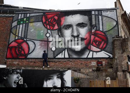 Künstler Bobby McNamara als Rogue bekannt - ein Blick auf sein neuestes Werk, eine riesige street art Wandbild zu Charles Rennie Mackintosh gewidmet auf eine große Wand mit Blick auf den Clutha bar in Glasgow gemalt. Stockfoto