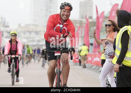 REDAKTIONELLE VERWENDUNG NUR David Seaman feiert nach dem Abschluss der British Heart Foundation's London to Brighton Bike Ride 2018. DRÜCKEN SIE ZUORDNUNG. Foto. Bilddatum: Sonntag, 17. Juni 2018. David schloss sich 16,000 Radfahrern in diesem Jahr an und half dabei, rund £3 Millionen für die lebensrettende Forschung der Wohltätigkeitsorganisation zu sammeln. Herz- und Kreislauferkrankungen sind für rund 150,000 Todesfälle pro Jahr verantwortlich. Bildnachweis sollte lauten: Tim Ireland/PA Wire Stockfoto