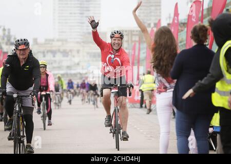 REDAKTIONELLE VERWENDUNG NUR David Seaman feiert nach dem Abschluss der British Heart Foundation's London to Brighton Bike Ride 2018. DRÜCKEN SIE ZUORDNUNG. Foto. Bilddatum: Sonntag, 17. Juni 2018. David schloss sich 16,000 Radfahrern in diesem Jahr an und half dabei, rund £3 Millionen für die lebensrettende Forschung der Wohltätigkeitsorganisation zu sammeln. Herz- und Kreislauferkrankungen sind für rund 150,000 Todesfälle pro Jahr verantwortlich. Bildnachweis sollte lauten: Tim Ireland/PA Wire Stockfoto