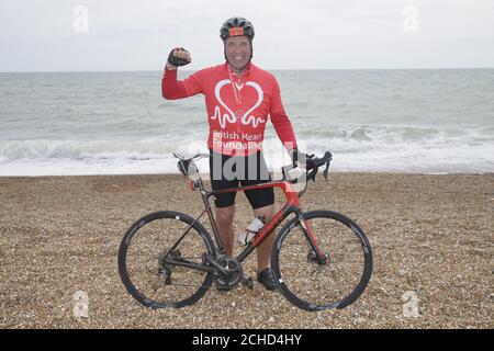 REDAKTIONELLE VERWENDUNG NUR David Seaman feiert nach dem Abschluss der British Heart Foundation's London to Brighton Bike Ride 2018. DRÜCKEN SIE ZUORDNUNG. Foto. Bilddatum: Sonntag, 17. Juni 2018. David schloss sich 16,000 Radfahrern in diesem Jahr an und half dabei, rund £3 Millionen für die lebensrettende Forschung der Wohltätigkeitsorganisation zu sammeln. Herz- und Kreislauferkrankungen sind für rund 150,000 Todesfälle pro Jahr verantwortlich. Bildnachweis sollte lauten: Tim Ireland/PA Wire Stockfoto