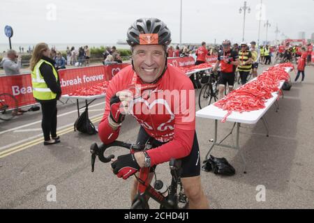 REDAKTIONELLE VERWENDUNG NUR David Seaman feiert nach dem Abschluss der British Heart Foundation's London to Brighton Bike Ride 2018. DRÜCKEN SIE ZUORDNUNG. Foto. Bilddatum: Sonntag, 17. Juni 2018. David schloss sich 16,000 Radfahrern in diesem Jahr an und half dabei, rund £3 Millionen für die lebensrettende Forschung der Wohltätigkeitsorganisation zu sammeln. Herz- und Kreislauferkrankungen sind für rund 150,000 Todesfälle pro Jahr verantwortlich. Bildnachweis sollte lauten: Tim Ireland/PA Wire Stockfoto