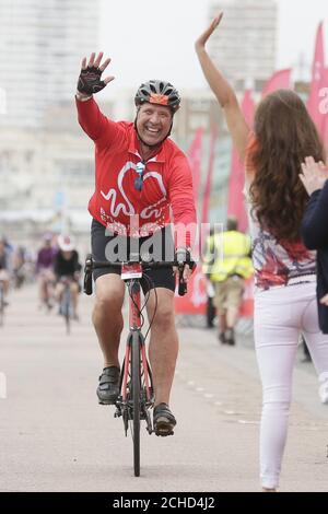 REDAKTIONELLE VERWENDUNG NUR David Seaman feiert nach dem Abschluss der British Heart Foundation's London to Brighton Bike Ride 2018. DRÜCKEN SIE ZUORDNUNG. Foto. Bilddatum: Sonntag, 17. Juni 2018. David schloss sich 16,000 Radfahrern in diesem Jahr an und half dabei, rund £3 Millionen für die lebensrettende Forschung der Wohltätigkeitsorganisation zu sammeln. Herz- und Kreislauferkrankungen sind für rund 150,000 Todesfälle pro Jahr verantwortlich. Bildnachweis sollte lauten: Tim Ireland/PA Wire Stockfoto