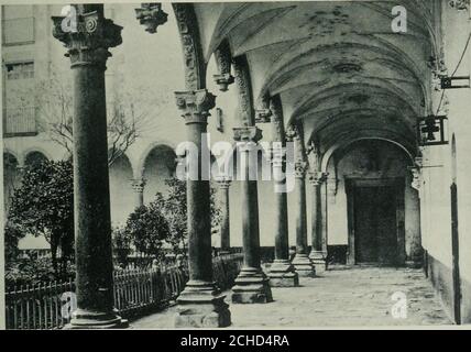 . La casas de religiosos en Cataluña durante el primer tercio del siglo 19 . o « tú a c/&gt;O U SOP o  1 IDQ OJ a&lt; H a *» €?. CLAUSTRO DE LOS DOMINICOS DE VICH. – 1894 (Fotografía del Autor). DOMINICOS de este templo por su barroquismo, nosiempre privado de gusto, y por su ri-queza.Arriba quedó implícitamente indicado el lugar donde se halla el coro, el cualposee una fila délas acostumbradas .-.illasde obscuro palo, provistas de altos res-paldares. El de la silla Central contieneun lienzo de unos dos metros de altura, yrepresenta una aparición de la Virgen enel coro. En él se lee este lema: B Stockfoto