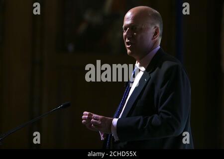 Verkehrsminister Chris Grayling, MP, hält seine Keynote-Rede auf dem Society of Motor Manufacturers and Traders (SMMT) International Automotive Summit beim IET, London. Stockfoto