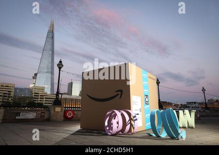 REDAKTIONELLE VERWENDUNG NUR EINE 10ft x 10ft Lieferbox kommt in London an, um den Amazon Prime Day anzukündigen, der 36 Stunden Rabatt und Angebote ist, die am Montag, 16. Juli, Mittag starten. Stockfoto