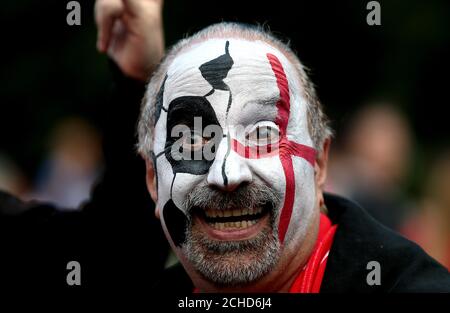 Ein England-Fan trägt Gesichtsfarbe zeigt Unterstützung für sein Team vor der FIFA-Weltmeisterschaft, Halbfinale Spiel im Luzhniki-Stadion, Moskau. Stockfoto