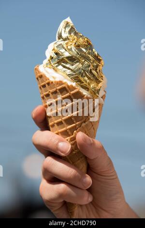 REDAKTIONELLE VERWENDUNG NUR ein mit Blattgold verpacktes Eis in japanischen Geschmacksrichtungen Matcha Grüner Tee oder Kokosnuss vor dem Just Eat Food Fest: Fantasy Fusions, das von Freitag, dem 20. Juli bis Sonntag, dem 22. Juli in Shoreditch stattfindet. Stockfoto