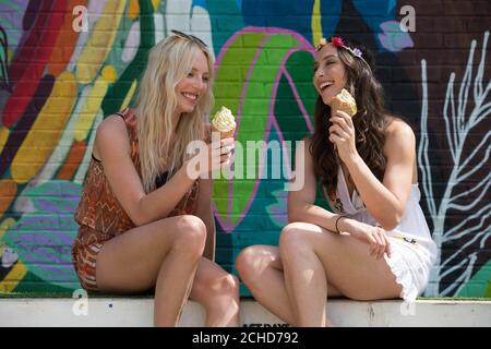 REDAKTIONELLE VERWENDUNG NUR ein mit Blattgold verpacktes Eis in japanischen Geschmacksrichtungen Matcha Grüner Tee oder Kokosnuss vor dem Just Eat Food Fest: Fantasy Fusions, das von Freitag, dem 20. Juli bis Sonntag, dem 22. Juli in Shoreditch stattfindet. Stockfoto