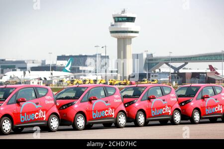 Zehn Elektroautos am Südterminal von Gatwick, als bluecity ihr emissionsarmer Carsharing-System &Atilde einführt; eine Premiere für einen britischen Flughafen. Stockfoto