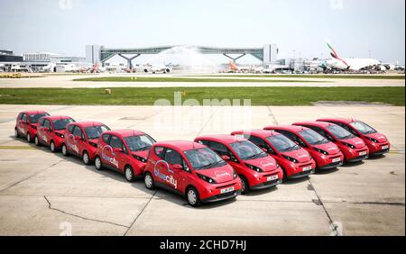 REDAKTIONELLE NUTZUNG NUR zehn Elektroautos am Gatwick South Terminal als bluecity starten ihre Null-Emissionen Carsharing-System & Atilde; eine Premiere für einen britischen Flughafen. Stockfoto