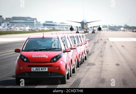 REDAKTIONELLE NUTZUNG NUR zehn Elektroautos am Gatwick South Terminal als bluecity starten ihre Null-Emissionen Carsharing-System & Atilde; eine Premiere für einen britischen Flughafen. Stockfoto