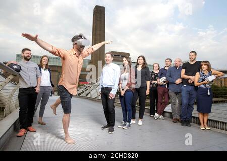 GESPERRT BIS DONNERSTAG, DEN 0001. JULI 26. NUR FÜR REDAKTIONELLE VERWENDUNG (von links nach rechts) Olie Kay, Rebecca Gregory-Clarke, Lead Technologist, Digital Catapult, Ben Samuels, Using a VR Headset, Jeremy Silver, CEO, Digital Catapult, Rebecca Saw, Lucy Hammond, Pippa Bostock, Juan Ayala, Alex Counsell, Andrew McHugh, Laura Doye, die Gewinnerteams der Finanzierung durch CreativeXR, Ein Programm, das sich der Erschließung des Potenzials der immersiven Technologien in Großbritannien widmet, entwickelt von Digital Catapult und Arts Council England, auf der Millennium Bridge in London. Stockfoto