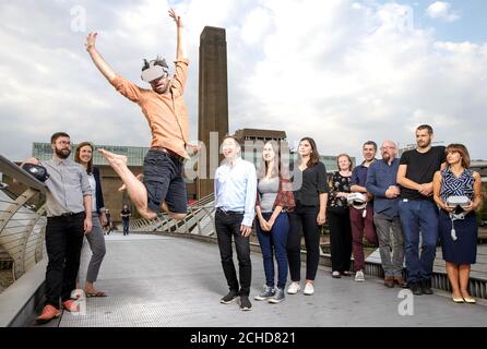 GESPERRT BIS DONNERSTAG, DEN 0001. JULI 26. NUR REDAKTIONELLE VERWENDUNG (von links nach rechts) Olie Kay, Rebecca Gregory-Clarke, Lead Technologist, Digital Catapult, Ben Samuels mit VR-Headset, Jeremy Silver, CEO, Digital Catapult, Rebecca Saw, Lucy Hammond, Pippa Bostock, Juan Ayala, Alex Counsell, Andrew McHugh, Laura Doye, die Gewinnerteams der Finanzierung durch CreativeXR, Ein Programm, das sich der Erschließung des Potenzials der immersiven Technologien in Großbritannien widmet, entwickelt von Digital Catapult und Arts Council England, auf der Millennium Bridge in London. Stockfoto