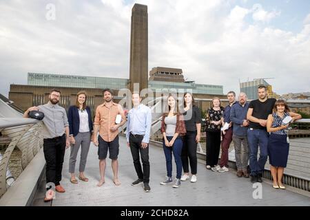 GESPERRT BIS DONNERSTAG, DEN 0001. JULI 26. NUR REDAKTIONELLE VERWENDUNG (von links nach rechts) Olie Kay, Rebecca Gregory-Clarke, Lead Technologist, Digital Catapult, Ben Samuels, Jeremy Silver, CEO, Digital Catapult, Rebecca Saw, Lucy Hammond, Pippa Bostock, Juan Ayala, Alex Counsell, Andrew McHugh, Laura Doye, die Gewinnerteams der Finanzierung durch CreativeXR, Ein Programm, das sich der Erschließung des Potenzials der immersiven Technologien in Großbritannien widmet, entwickelt von Digital Catapult und Arts Council England, auf der Millennium Bridge in London. Stockfoto