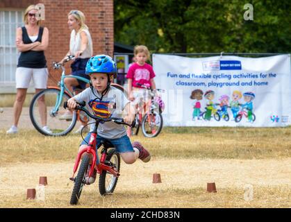 Sam Parratt, 3 Jahre alt, während einer HSBC UK Ready Set Ride-Along-Veranstaltung im Osterley Park and House, Isleworth, London, um eine Partnerschaft zwischen HSBC UK, British Cycling und dem National Trust zu starten, die Familien Zugang zu Fahrrädern für das verkehrsfreie Radfahren in ausgewählten National Trust-Immobilien bieten soll. Stockfoto