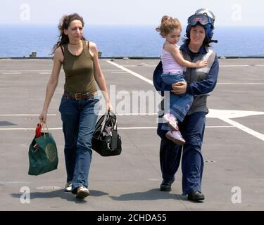 Britische Staatsbürger kommen mit HMS Illustrious aus dem Libanon an Bord von RAF Chinooks von RAF Odiham in Hampshire an. Stockfoto