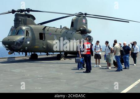 Britische Staatsbürger kommen mit HMS Illustrious aus dem Libanon an Bord von RAF Chinooks von RAF Odiham in Hampshire an. Stockfoto