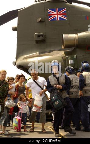 Britische Staatsbürger kommen mit HMS Illustrious aus dem Libanon an Bord von RAF Chinooks von RAF Odiham in Hampshire an. Stockfoto