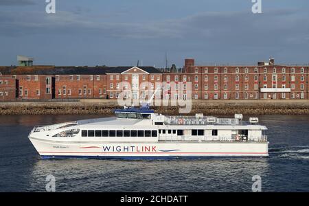 Der Hochgeschwindigkeits-Passagier-Katamaran HSC Wight Ryder I von Wightlink fährt aus Portsmouth heraus und ist für Ryde auf der Isle of Wight bestimmt Stockfoto