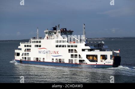 Die Wightlink Auto- und Passagierfähre MV St Clare, macht ihren Weg aus Portsmouth Harbour für Fishbourne auf der Isle of Wight bestimmt Stockfoto