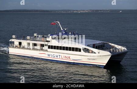 Der Hochgeschwindigkeits-Passagier-Katamaran HSC Wight Ryder I von Wightlink fährt nach Ryde auf der Isle of Wight in Portsmouth Harbour Stockfoto