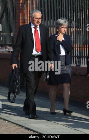 Nigel und Paula Burt, die Eltern der Studentin Olivia Burt an der Universität Durham, die vor einem Nachtclub starb und am South East Northumberland Magistrate' Court eintraf, wo Paul Hind wegen vier Anklagepunkten böswilliger Kommunikation angeklagt erscheint, nachdem er angeblich die Familien tragischer junger Menschen ins Visier genommen hat. Stockfoto