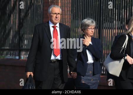 Nigel und Paula Burt, die Eltern der Studentin Olivia Burt an der Universität Durham, die vor einem Nachtclub starb und am South East Northumberland Magistrate' Court eintraf, wo Paul Hind wegen vier Anklagepunkten böswilliger Kommunikation angeklagt erscheint, nachdem er angeblich die Familien tragischer junger Menschen ins Visier genommen hat. Stockfoto